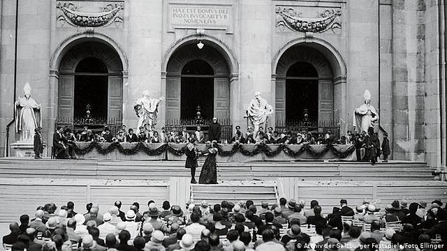 Massenspektakel Die Erstürmung des Winterpalais in Leningrad; Eröffnung der ersten Salzburger Festspiele mit Hofmannsthals Jedermann