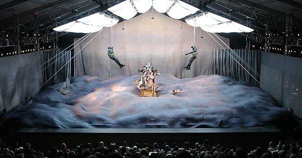 Mnouchkine gründet das Kollektiv "Theätre du Soleil" in Paris