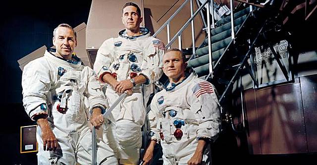 NAVES SOBRE LA LUNA.