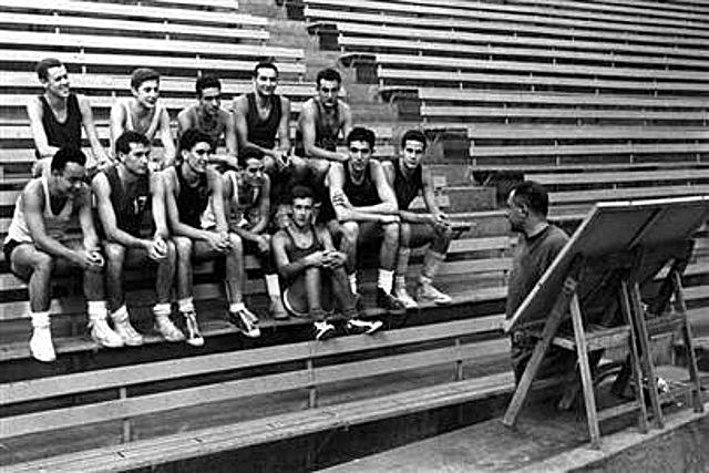 Primer juego oficial de baloncesto en México