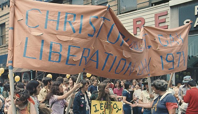 PRIMEROS DESFILES DEL ORGULLO