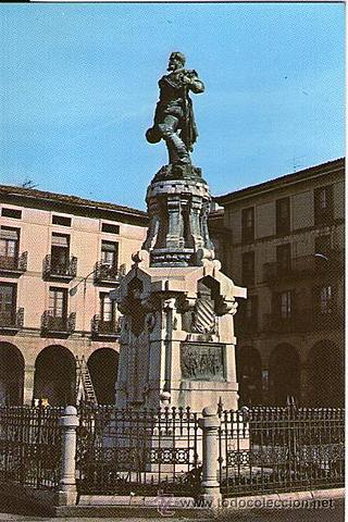 MIGUEL LOPEZ DE LEGAZPIREN ESTATUA JARRI ZUTEN PLAZAN