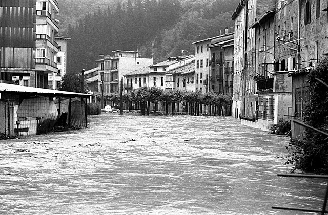 Uholdeak (Hiru Urretxuar hil)