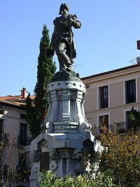 Migel lopez de Legazpiaren estatua jarri zuten plazan