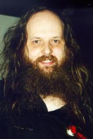 Nace Alan Cox en Solihull, Inglaterra