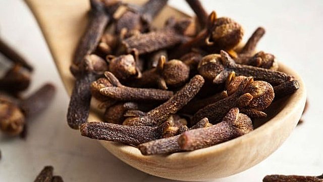 Victoria arribó con 27, 300 kilos de clavo y las vendió.