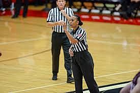 Se introducen dos árbitros en la dirección de los juegos.