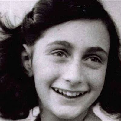Timeline: ANA FRANK Y L0S NAZIS        alumno:  (Brenda Cardenas R) 2:A  04/ 11/ 2020