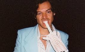 Su mas reciente lanzamiento el video de Golden