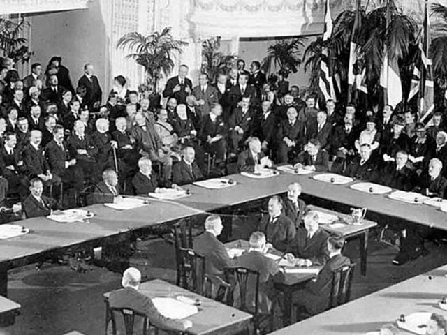 Tratado de Versalles (fin de la guerra de independencia de los Estados Unidos). España recupera Menorca y Florida.