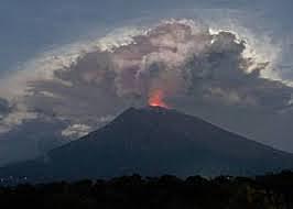 The eruption of the Agung volcano in Bali, Indonesia, causes the evacuation of thousands of people. [