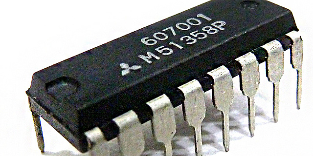 La creación del primer circuito integrado.