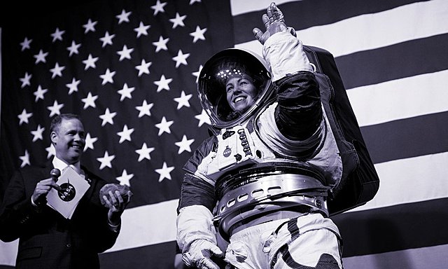 Primeiro voo espacial tripulado por mulher