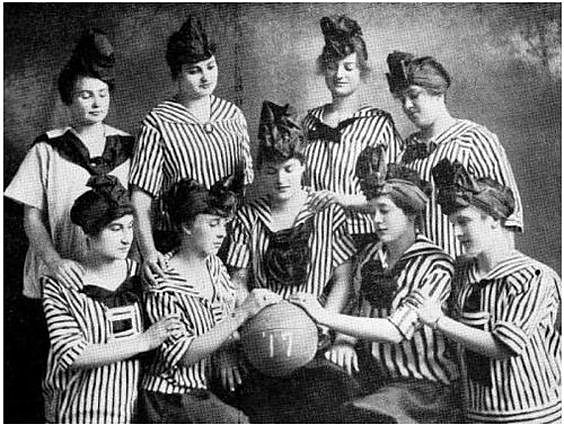 Equipo de mujeres en el baloncesto