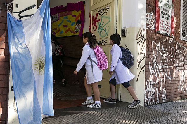 Argentina aprueba "Ley de Transferencia de los Servicios Educativos "