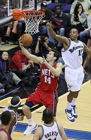 Eduardo Najera fue seleccionado como jugador profesional de la NBA