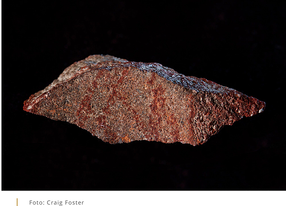 AT): Creación simbólica tallada en piedras dentro de una cueva en la isla de Blombos en Sudáfrica. Primeros Homo Sapiens. Desarrollo de distintas técnicas para producir símbolos, a manera de comunicar y transmitir información a otros humanos.