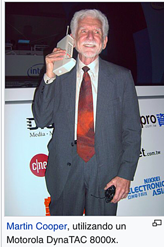 AT): Motorola lanza al mercado el DynaTAC8000X habiendo realizado en 1973 la primera llamada desde un teléfono móvil con fines comerciales. Martín Copper (Director de Motorola).