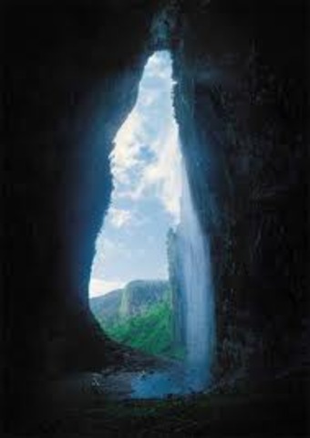 entran a una cueva donde casi se pierde pero logra salir