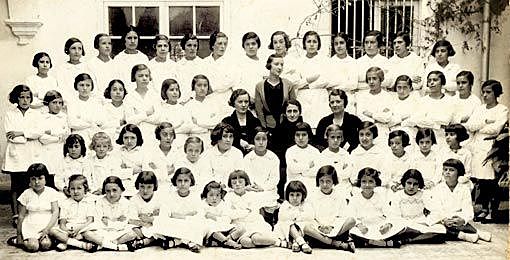 Niños y niñas de 14,15 años en su formación como maestros.