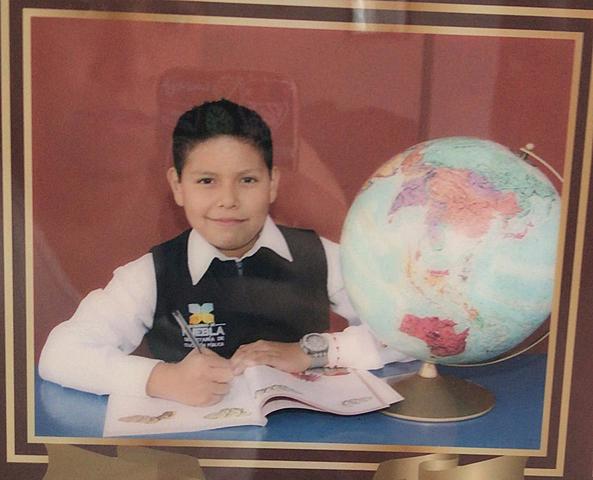 Me graduo de la primaria con excelencia academica