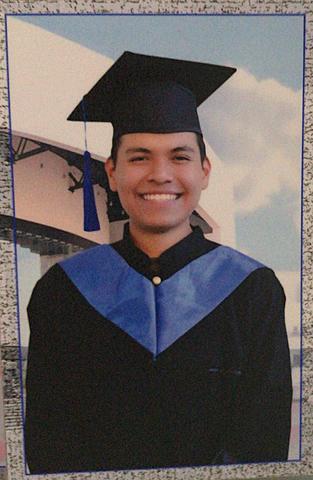 Me graduo con buen promedio de la preparatoria