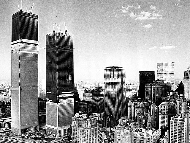 Finaliza la construcción de las Torres Gemelas de Nueva York