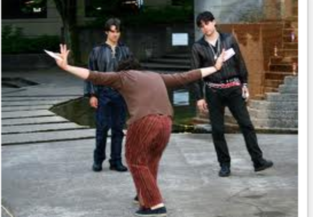 Peter invites Romeo to Capulet's house.