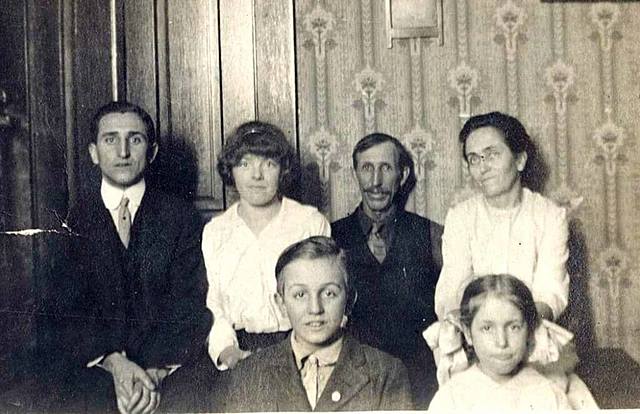 En 1909 se traslada con su Familia a Kansas City.