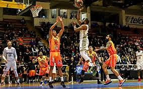 El baloncesto es más popular que el fútbol americano.