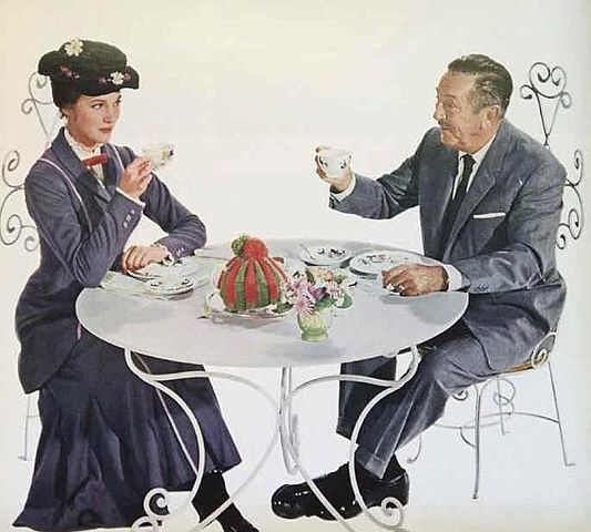 En 1964 Produce Mary Poppins, primer largometraje con actores reales.