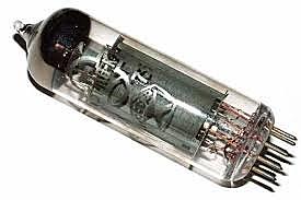 Ordenadores creados con válvulas electrónicas.