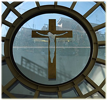 Il Crocifisso della Chiesa del Santo Volto di Gesù di Eliseo Mattiacci