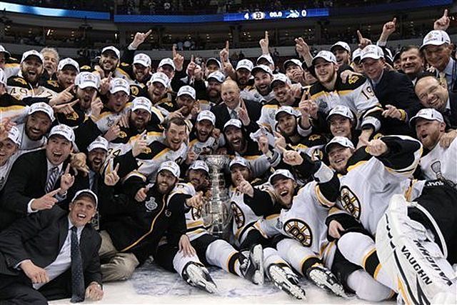 Los Boston Bruins ganan el Stanely Cup.