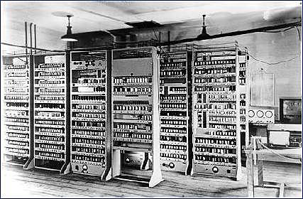 EDVAC John Von Neumann junto con el Dr. John W. Mauchly y John Presper Eckert, Jr