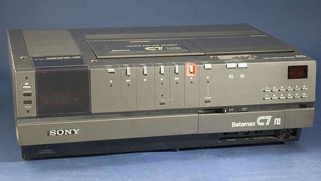 Sony lanza el Betamax.