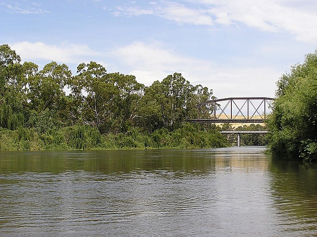 El río Murrumbidgee arrasa con la aldea colonial de Gundagai