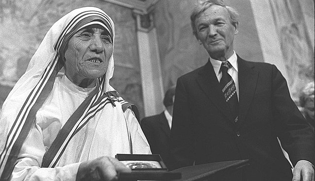 La Madre Teresa de Calcuta obtiene el Premio Nobel de la Paz.