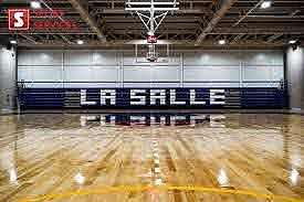 Se juega en cancha de duela