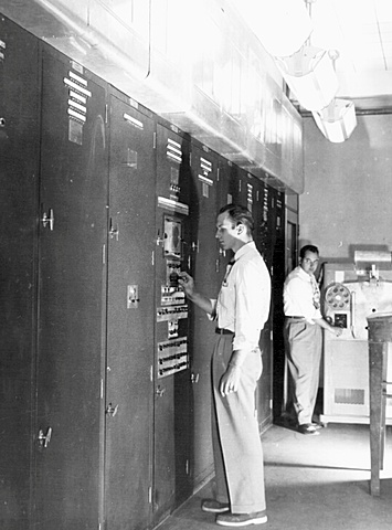 EDVAC JOHN VON NEUMANN JUNTO CON EL Pr. JOHN W. MAUCHLY Y JOHN PRESPER ECKERT, JR. ( computadora)