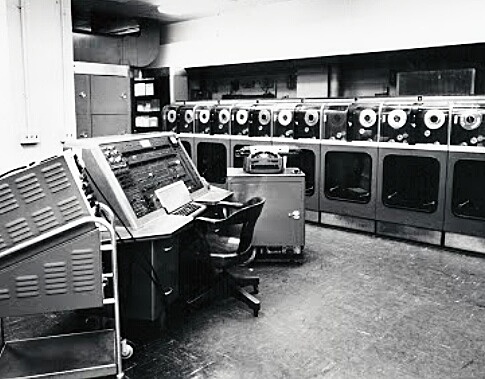 UNIVAC I  PRESPER ECKERT AND JOHN W. MAUCHLY (computadora)