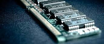 Nace la memoria RAM