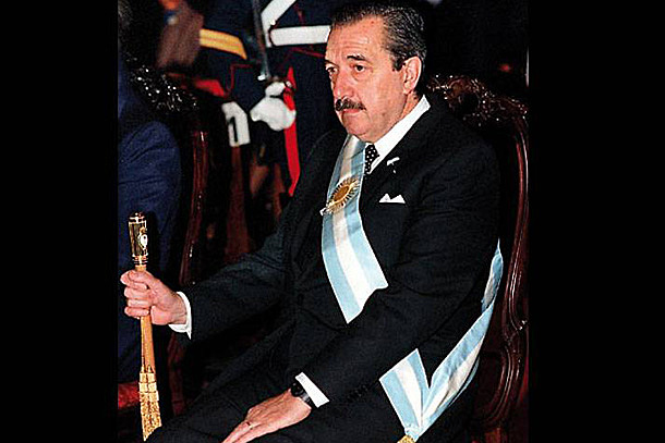 ASUME LA PRESIDENCIA ALFONSIN