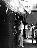 EDVAC John Von Neumann junto con el Dr. John W. Mauchly y John Presper Eckert, Jr