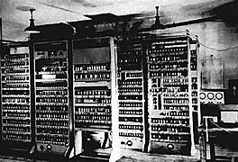 EDVAC John Von Neumann junto con el Dr. John W. Mauchly y John Presper Eckert, Jr