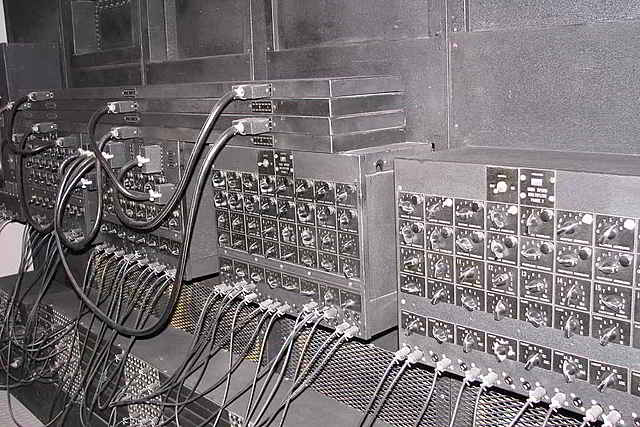 EDVAC Dr. John W. Mauchly y John Presper Eckert, Jr