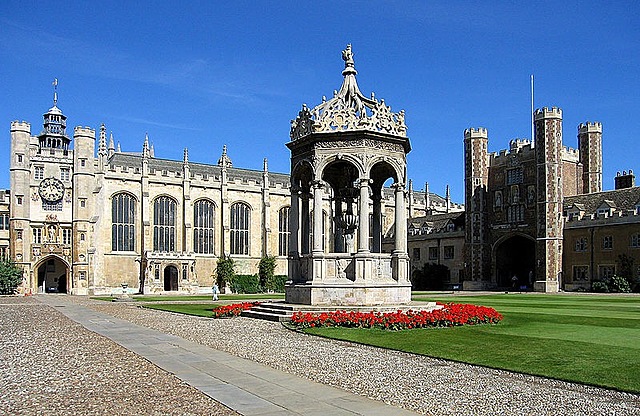 Empieza la carrera de teología en Cambridge.