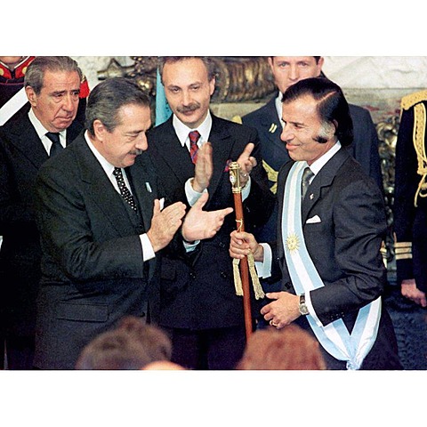 ALFONSIN TRANSFIERE  LA PRESIDENCIA A MENEM