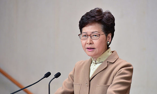 Carrie Lam hace una declaración.