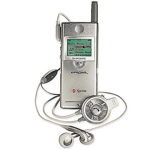 Aparece el primer movil con capacidad mp3, el Samsung sph-m100.